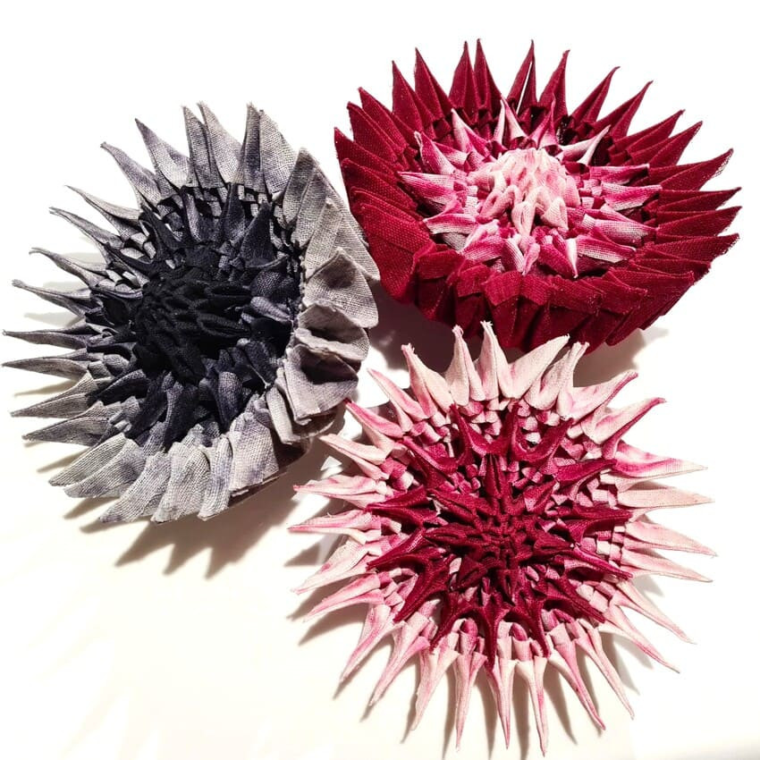 Roxane Filser, coll. Plexus Solaire, 2023, origami textile en voile de lin et teinture naturelle. ©Atelier La Bîhe